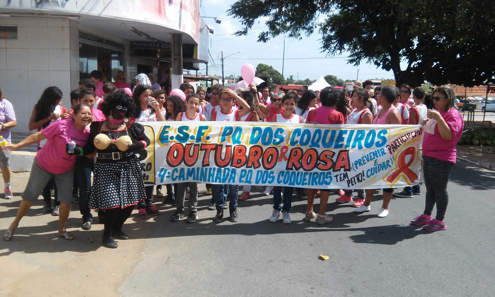 Caminhada do Outubro Rosa leva centenas de mulheres às ruas do Parque dos Coqueiros