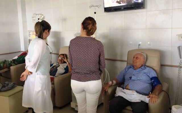 Prefeita Fernanda Costa visita clínica de hemodiálise