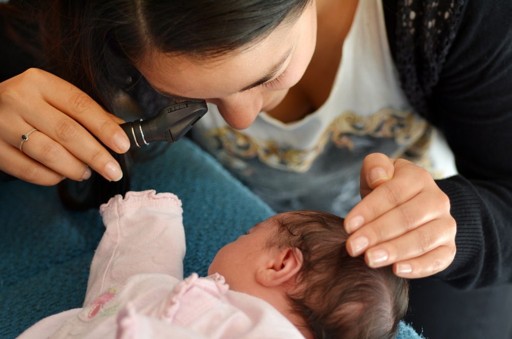 Saúde implanta teste do olhinho como rotina nas maternidades de Natal